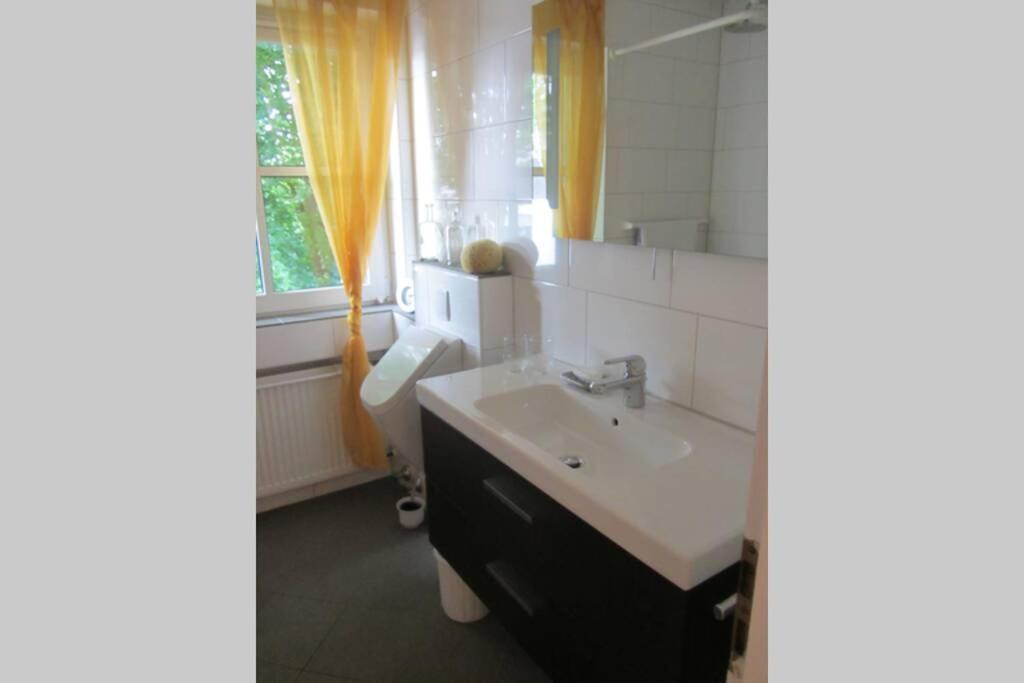 Grosse Wohnung 20 Km Von Koeln Bis Zu 17 Personen Rosrath Exterior photo
